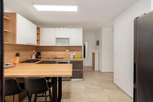 Kuchyň nebo kuchyňský kout v ubytování Apartment UGA