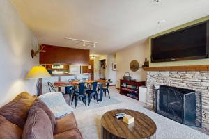 Ruang duduk di Powderhorn Lodge 311: Poppy Suite