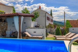 une villa avec piscine et une maison dans l'établissement House Bozica with sauna and pool, à Tribalj