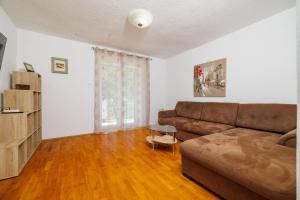 una sala de estar con un sofá y una mesa en Apartment Dijana, en Senj 27 fotos más