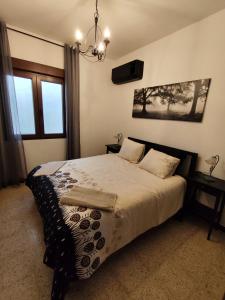 a bedroom with a bed and two windows at El Corazón de Gredos II in Arenas de San Pedro