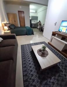 Una televisión o centro de entretenimiento en Maravilloso Estudio - Excelente Ubicacion