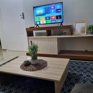 Una televisión o centro de entretenimiento en Maravilloso Estudio - Excelente Ubicacion