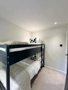 マンチェスターにあるCanal Mews - 1 min from Trafford Centre and 2 min M60!の部屋に二段ベッドが2組ある +23枚の写真