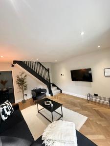 マンチェスターにあるCanal Mews - 1 min from Trafford Centre and 2 min M60!のソファとテレビのあるリビングルーム