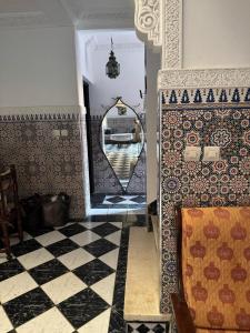 ein Flur mit Spiegel und Fliesenboden in der Unterkunft Riad Tamounte piscine palmeraie in Marrakesch