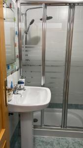 ein Badezimmer mit Waschbecken und Dusche in der Unterkunft Vista Hermosa Costa Granada in Castell de Ferro + 10 Fotos