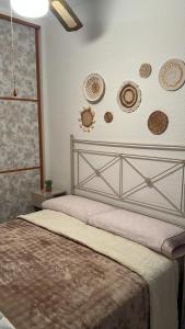 ein Schlafzimmer mit einem Bett mit Platten an der Wand in der Unterkunft Vista Hermosa Costa Granada in Castell de Ferro