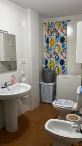 ein Badezimmer mit Waschbecken, Toilette und Dusche in der Unterkunft Vista Hermosa Costa Granada in Castell de Ferro
