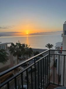 einen Sonnenuntergang über dem Meer vom Balkon eines Gebäudes in der Unterkunft Vista Hermosa Costa Granada in Castell de Ferro