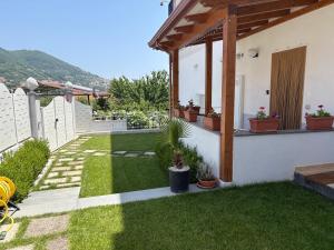 a backyard with a fence and a yard with plants at Agerola Dreams in Agerola