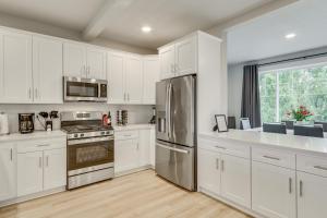 Η κουζίνα ή μικρή κουζίνα στο Columbia River Views Spacious Hammond Getaway!