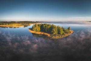 卢扎Jogas sala的水域中央的岛屿