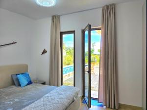 ShetajにあるRodon Nature Escape Villa with Pool 278のベッドとガラスの引き戸のある寝室 +27枚の写真