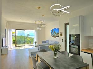 ShetajにあるRodon Nature Escape Villa with Pool 278のリビングルーム(ダイニングテーブル付)、