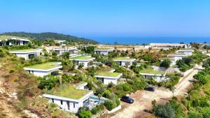 ShetajにあるRodon Nature Escape Villa with Pool 278の海辺の丘の上の家並み