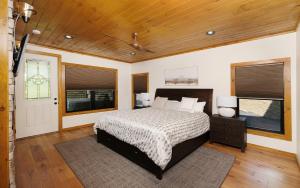 une chambre avec un lit et un plafond en bois dans l'établissement Edgewood Retreat, à Gatlinburg