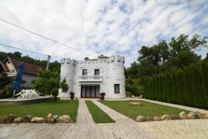 弗尔尼亚奇卡矿泉镇Dvorac Castelo DB 2022的前面有栅栏的大白色房子