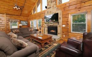 ein Wohnzimmer mit Couch und Kamin in der Unterkunft 4 Cubs Cove in Pigeon Forge