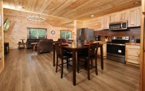 Kuchyň nebo kuchyňský kout v ubytování White Pine Lodge