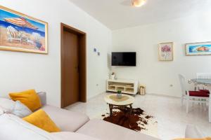 Televisyen dan/atau pusat hiburan di Apartments Golden Beach