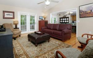 ein Wohnzimmer mit Sofa und Tisch in der Unterkunft Hen Wallow Creek Cottage in Cosby