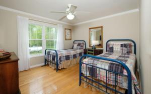 ein Schlafzimmer mit zwei Etagenbetten und einem Fenster in der Unterkunft Hen Wallow Creek Cottage in Cosby