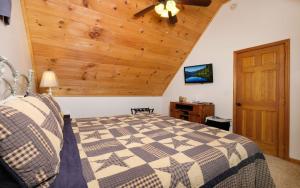 Postel nebo postele na pokoji v ubytování Holly Tree Cabin 936 + 44 fotografií