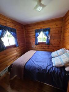 เตียงในห้องที่ Hunts Point 2-BR Coastal Retreat - Cottage # 3