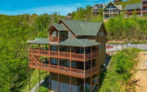 eine Luftaufnahme eines Hauses mit einer umlaufenden Terrasse in der Unterkunft Beartastic Mountain View Lodge in Gatlinburg