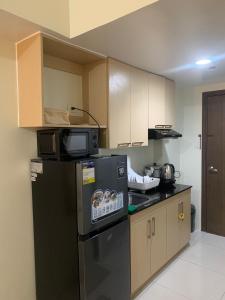 Kuchyň nebo kuchyňský kout v ubytování Suite Escapes Brenthill Baguio