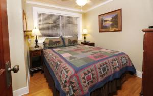 een slaapkamer met een bed en een raam bij Karens Cozy Cottage in Gatlinburg