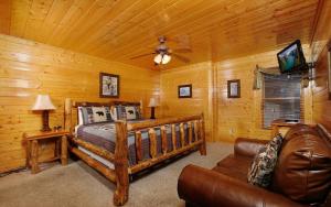 セバービルにあるThe Viewのログキャビンベッドルーム(ベッド1台、ソファ付)