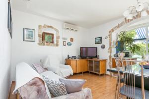 TV a/nebo společenská místnost v ubytování Apartments by the sea Okrug Donji, Ciovo - 11144