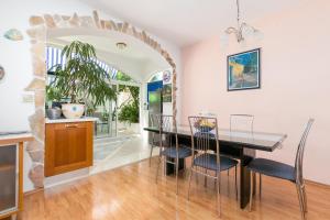 Fotografie z fotogalerie ubytování Apartments by the sea Okrug Donji, Ciovo - 11144 v destinaci Okrug Gornji