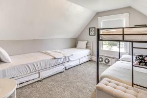 un dormitorio con dos camas y una litera en Charming Paris House about 1 half Mi to Canyon!, en Paris