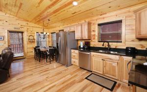 een keuken met een koelkast en een eettafel bij Mountain Life in Sevierville