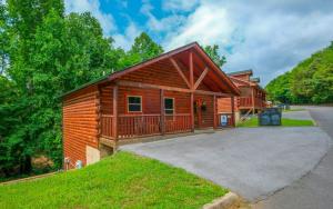 een blokhut met een oprit ervoor bij Mountain Life in Sevierville