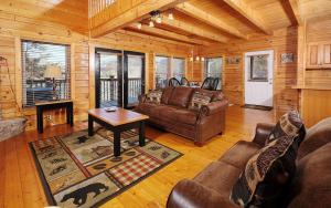 Gallery image of Red Cedar Lodge - Mountain Views, Outdoor Hot Tub, + Arcade Games! in Sevierville +21 photos