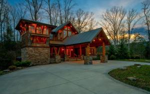ein Haus mit einem Gamerleit-Dach in der Unterkunft Treehouse River Lodge in Pigeon Forge