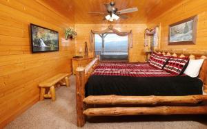 En eller flere senge i et værelse på Legacy Views and A Theater + 43 billeder