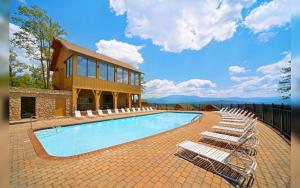 Swimmingpoolen hos eller tæt på Legacy Views and A Theater