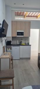 eine Küche mit Spüle und Arbeitsplatte in der Unterkunft Suits recién reformadas Marqués de Vadillo in Madrid + 6 Fotos