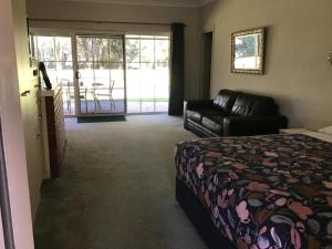 Voodi või voodid majutusasutuse Fairway Views Motor Inn toas