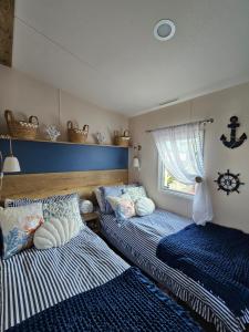 Jurassic Bliss - stylish static caravan with partial sea view at Durdle Door客房内的一张或多张床位