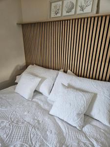 Jurassic Bliss - stylish static caravan with partial sea view at Durdle Door客房内的一张或多张床位
