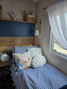 Jurassic Bliss - stylish static caravan with partial sea view at Durdle Door客房内的一张或多张床位