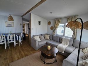 Jurassic Bliss - stylish static caravan with partial sea view at Durdle Door的休息区
