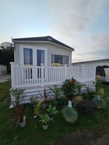 Jurassic Bliss - stylish static caravan with partial sea view at Durdle Door外面的花园