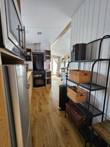 Jurassic Bliss - stylish static caravan with partial sea view at Durdle Door的厨房或小厨房